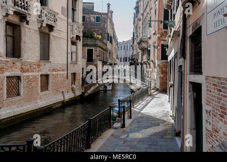 Venedig - 10. März: Blick auf einen typisch Venedig Straße (Calle), mit den Kanal und eine Brücke, Venedig, Italien, März 10,2017. Stockfoto