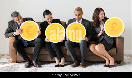 Geschäftsleute holding Währung Symbole Stockfoto