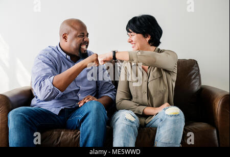 Paar Faust stoßen einander feiern. Stockfoto