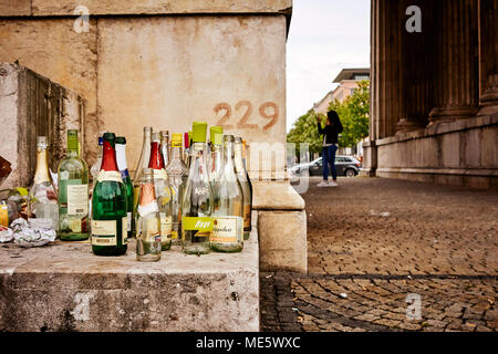 Leere Alkoholflaschen in der Straße links - Innere Stadt im Freien trinken Problem in München Deutschland. Stockfoto