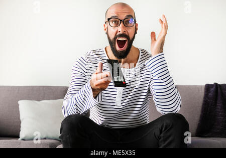 Schockiert Mann einen Film ansehen Stockfoto
