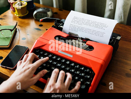 Frau schreiben auf einer Schreibmaschine retro Stockfoto