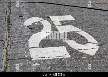 '25' mph Höchstgeschwindigkeit Zeichen auf Asphalt Stockfoto