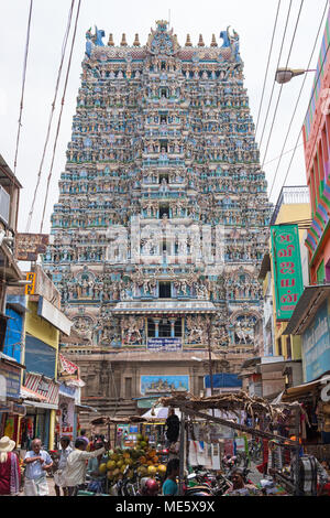 Madurai, Indien - 10. März 2018: Die Straße Szene unter den westlichen Gopuram, oder Eingang Gateway, der Meenakshi Tempel Komplex umfasst 45 Hektar Stockfoto