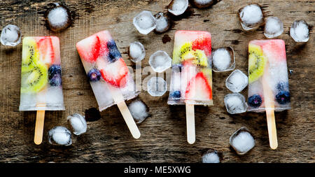 Hausgemachte frische Berry ice Pops Stockfoto