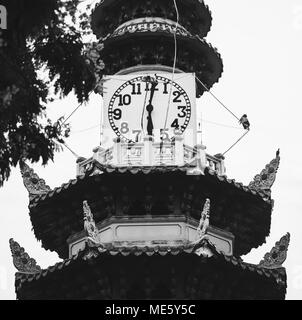 Der uhrturm am Lumphini Park in Bangkok. Stockfoto