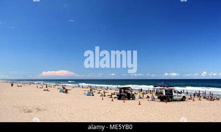 Surfers Paradise, Australien - Dec 27, 2017. Menschen Entspannen und Sonnenbaden auf der Gold Coast. Eines der beliebtesten Reiseziele in Australien. Stockfoto