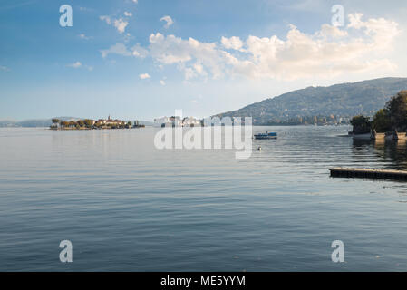 Lago Maggiore, Italien. Isola dei Pescatori (der Fischer Insel) und die Isola Bella von Baveno gesehen. Malerische Aussicht auf den Borromäischen Golf Stockfoto