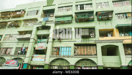 Ein mehrstöckiges Haus in einer armen Gegend von Manila. Philippinen. Stockfoto