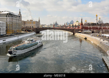 Moskau, Russland - 17. März 2018. Blick über Moskau Fluss in Richtung Kreml, von zaryadye Park, mit historischen Gebäuden, Stadtverkehr und Kreuzfahrt Schiffe Stockfoto