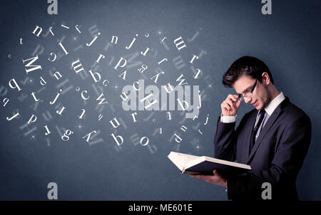 Lässige junge Mann mit Buch mit weißen Buchstaben fliegen aus Es Stockfoto