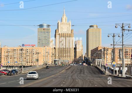 Moskau, Russland - 17. März 2018. Street View auf der Straße Bolshaya Dorogomilovskaya Straße in Moskau, zum Aufbau des Außenministeriums, mit Wohn- Stockfoto