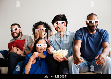 Gruppe von diversen Freunden während der 3D-Film zusammen Stockfoto