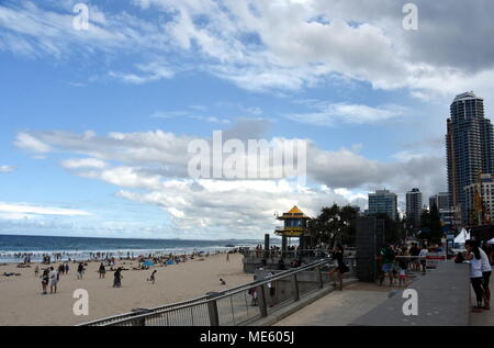 Surfers Paradise, Australien - Dec 27, 2017. Menschen Entspannen und Sonnenbaden auf der Gold Coast. Eines der beliebtesten Reiseziele in Australien. Stockfoto