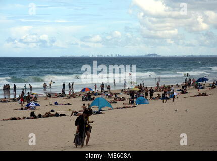 Surfers Paradise, Australien - Dec 27, 2017. Menschen Entspannen und Sonnenbaden auf der Gold Coast. Eines der beliebtesten Reiseziele in Australien. Stockfoto