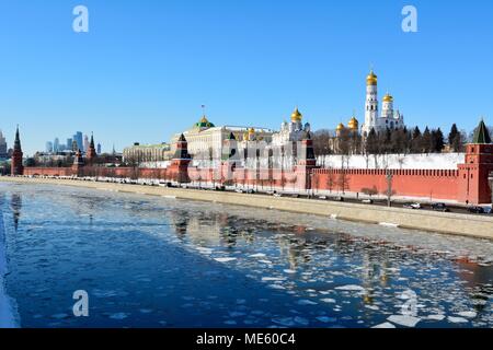 Moskau, Russland - 18. März 2018. Blick auf den Kreml befestigten Komplex, dem Sitz der russischen Regierung, mit Mauern, Türme und historischen Gebäuden, Str Stockfoto