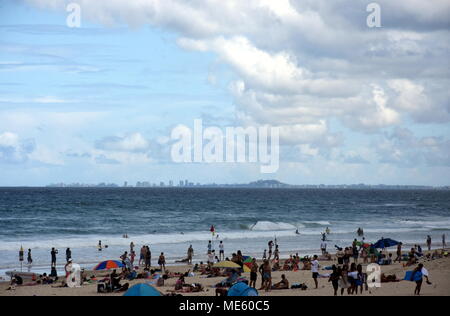 Surfers Paradise, Australien - Dec 27, 2017. Menschen Entspannen und Sonnenbaden auf der Gold Coast. Eines der beliebtesten Reiseziele in Australien. Stockfoto