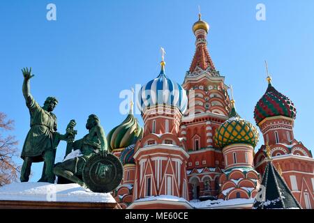 Moskau, Russland - 18. März 2018. Denkmal für Minin und Pozharsky und Kuppeln von St Basilâ € Kathedrale auf dem Roten Platz in Moskau. Stockfoto