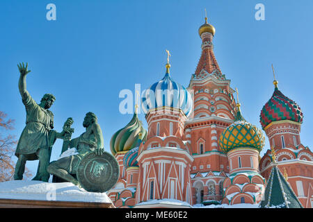 Moskau, Russland - 18. März 2018. Denkmal für Minin und Pozharsky und Kuppeln der Basilius Kathedrale auf dem Roten Platz in Moskau. Stockfoto