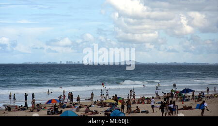 Surfers Paradise, Australien - Dec 27, 2017. Menschen Entspannen und Sonnenbaden auf der Gold Coast. Eines der beliebtesten Reiseziele in Australien. Stockfoto