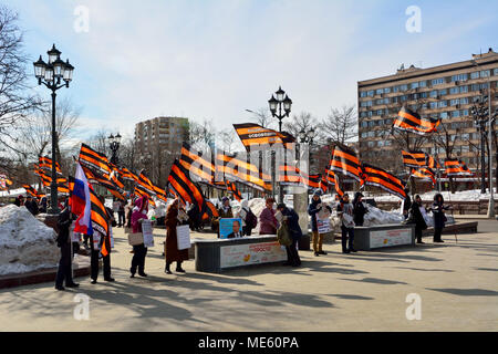 Moskau, Russland - 19. März 2018. Rallye der nationalen Befreiungsbewegung auf Tverskoy Boulevard in Moskau, mit wehenden Fahnen. Stockfoto