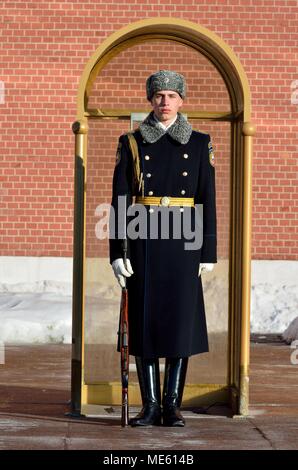 Moskau, Russland - 20. März 2018. Russische Löten des Kreml Regiment die ehrenwache an der ewigen Flamme das Grab des Unbekannten Sol Stockfoto