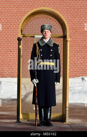 Moskau, Russland - 20. März 2018. Russische Löten des Kreml Regiment die ehrenwache an der ewigen Flamme das Grab des Unbekannten Sol Stockfoto