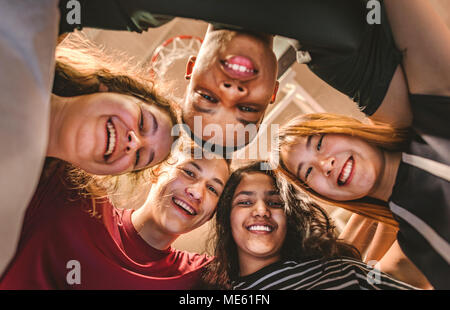 Gruppe von Jugendlichen Freunde auf einen Basketballplatz Teamarbeit und Zweisamkeit Konzept Stockfoto