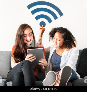 Freunde mit Wifi signal Symbol Stockfoto