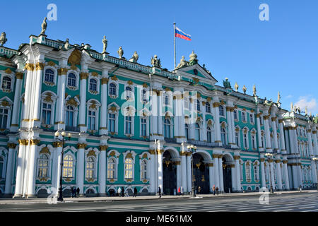 St. Petersburg, Russland - 26. März 2018. Außenansicht des Hermitage Museum Gebäude am Schlossplatz (Dvortsovaya Square) in St. Petersburg, mit p Stockfoto