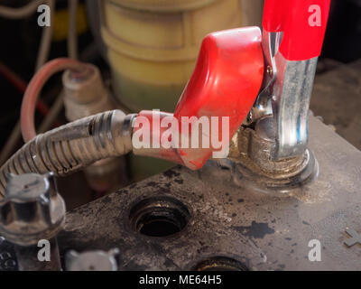 Batterie im Auto mit Strom durch Überbrückungskabel, Selektive konzentrieren. Stockfoto