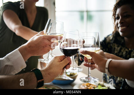 Freunden italienisch essen zusammen mit Stockfoto