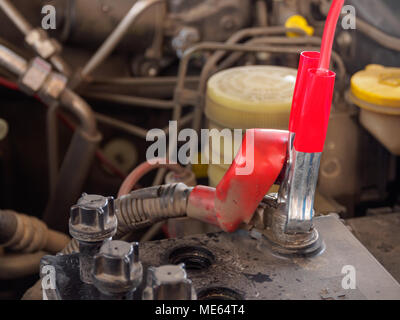 Batterie im Auto mit Strom durch Überbrückungskabel, Selektive konzentrieren. Stockfoto