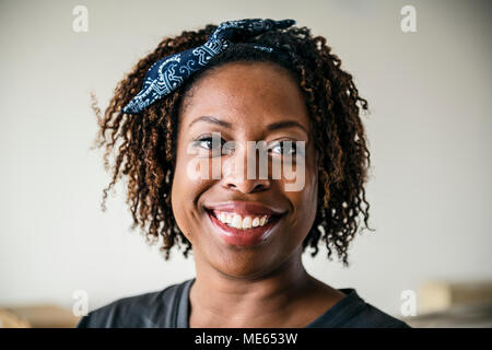 Portrait von fröhlichen schwarze Frau Stockfoto
