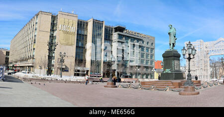 Moskau, Russland - 19. März 2018. Der Puschkinplatz entfernt in Moskau, mit Gebäuden, Pushkin Denkmal, Straßenlaternen und Menschen. Stockfoto