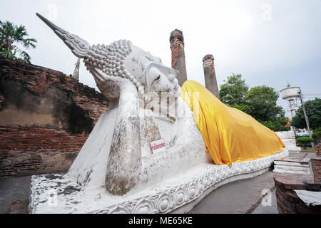 Schlaf Buddha-Statue im Wat Yai Chaimongkol, Ayutthaya, Thailand. Stockfoto