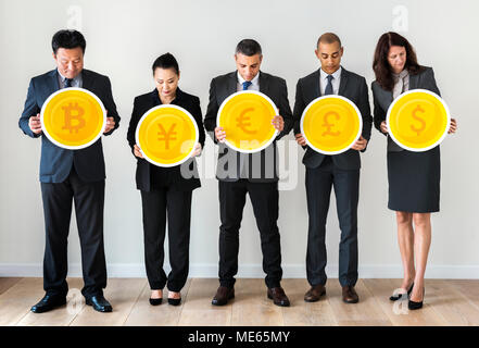 Geschäftsleuten stehen und Holding Währung Symbole Stockfoto