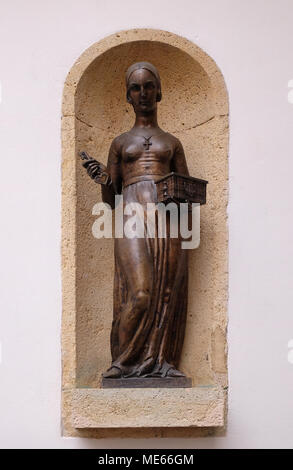 Statue von Dora Krupic, eine Figur aus dem Roman Goldsmith's Gold (1871) von August Senoa, in einer Nische an der oberen Stadt in Zagreb platziert Stockfoto