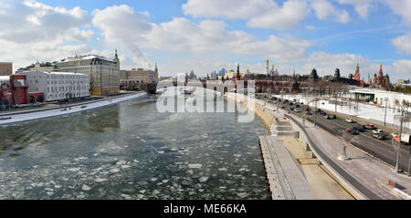 Moskau, Russland - 17. März 2018. Blick über Moskau Fluss in Richtung Kreml, von zaryadye Park, mit historischen Gebäuden, Stadtverkehr und Kreuzfahrt Schiffe Stockfoto