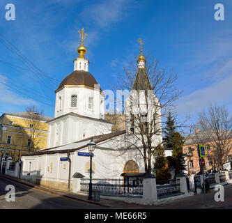 Moskau, Russland - 19. März 2018. Außenansicht der Kirche des kleinen Aufstieg auf der Straße Bolshaya Nikitskaya Straße in Moskau, mit umliegenden Gebäude Stockfoto