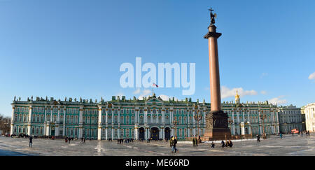 St. Petersburg, Russland - 26. März 2018. Schlossplatz (Dvortsovaya Square) in St. Petersburg, mit der Eremitage und Alexander Spalte, und die Menschen. Stockfoto