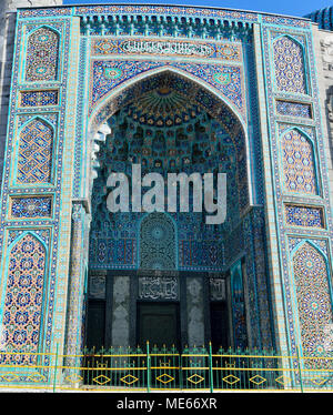 St. Petersburg, Russland - 27. März 2018. Äußere Portal von St. Petersburg Moschee, mit Mosaik Keramik. Stockfoto