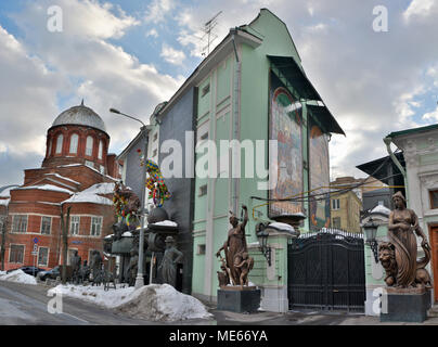Moskau, Russland - 22. März 2018. Außenansicht von Tsereteli Museum in Moskau, mit umliegenden historischen Gebäude und Skulpturen. Stockfoto