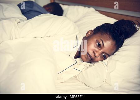 Eine Frau wach im Bett Stockfoto