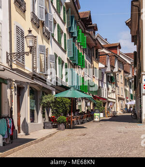 Solothurn, Schweiz - 19 Juli, 2013: eine Straße im historischen Teil der Stadt Solothurn. Die Stadt Solothurn ist die Hauptstadt des Schweizer kann nicht Stockfoto