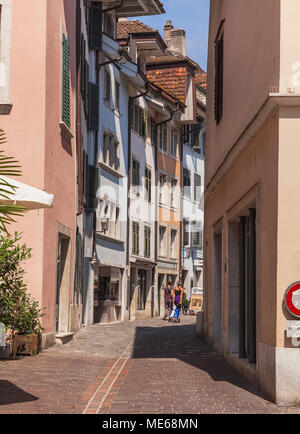 Solothurn, Schweiz - 19 Juli, 2013: eine Straße im historischen Teil der Stadt Solothurn. Die Stadt Solothurn ist die Hauptstadt des Schweizer kann nicht Stockfoto