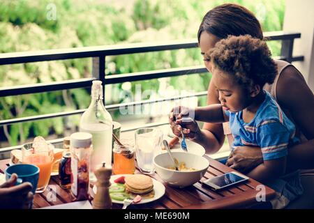 Einzelne Mamma zu frühstücken, mit Ihrem Kind Stockfoto