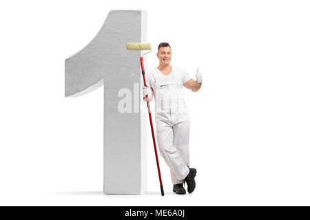 In voller Länge Porträt des Malers mit einem Farbroller lehnte sich gegen eine Reihe eine Abbildung und einen "Daumen hoch"-Zeichen auf weißem Hintergrund Stockfoto