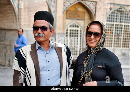 Leute an der Khaju Brücke, Isfahan, Iran Stockfoto