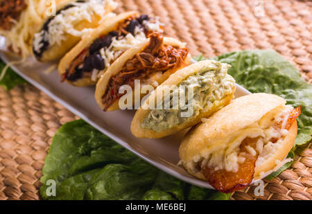 Verschiedene Arten von arepas, Fleisch, schwarze Bohnen, Käse, frittierte Kochbanane, typische Südamerikanische Lebensmittel Stockfoto
